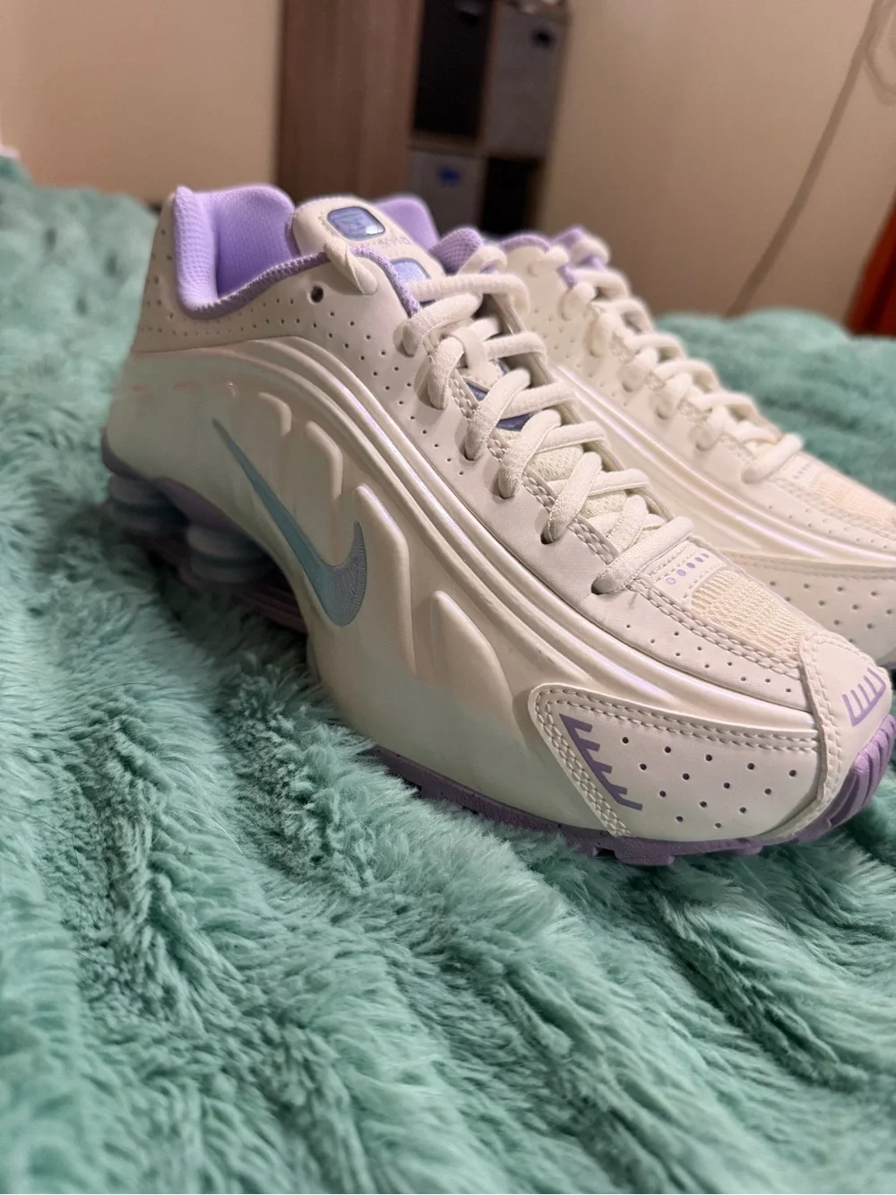 Nike Women's White and Light Purple Shox Athletic Sneakers 4Y or 5.5W